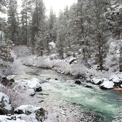 Winter wonderland hike along the Deschutes