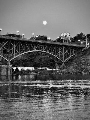 Under de bridge BW