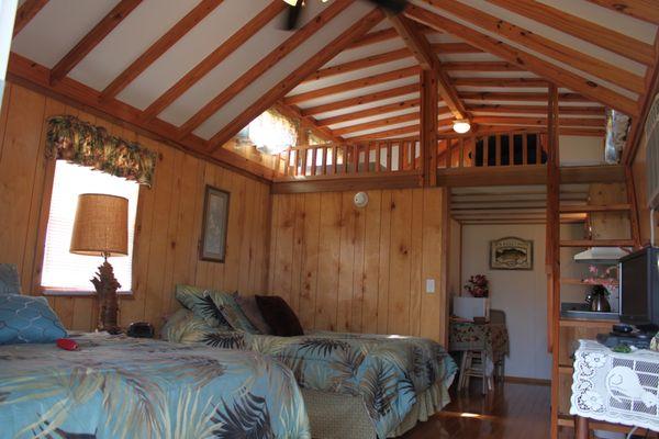 Cedar Cabin -4-beds, bath w/shower, Satelite TV, Kitchenette, Heated and A/C