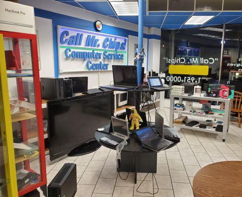 Call Mr. Chips!  is the only computer seller in the United States that gives a one year warranty on used and off lease laptops and desktops.