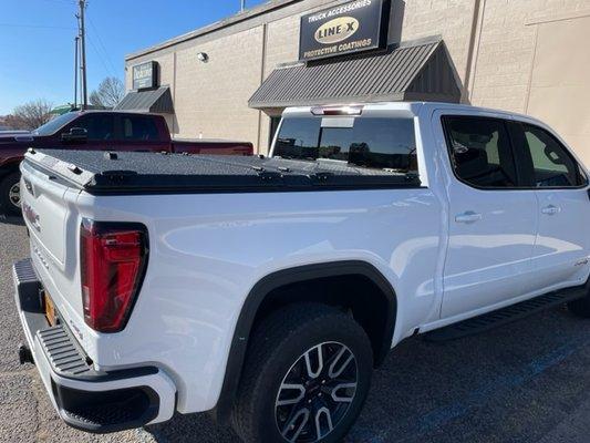 DiamondBack bed cover on 2022 GMC Sierra AT4.