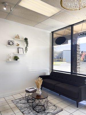 Big and modern waiting area with coffee tables and magazines