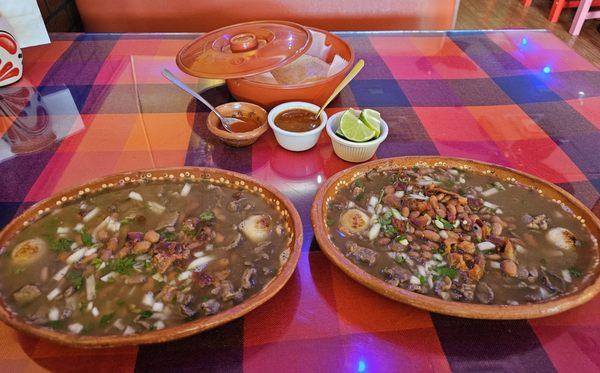 2 carne en su jugo,  salsitas, tortillas de maiz echas frescas.