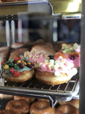 This place has great tasty donut. Many choices of the croissant and sandwich for breakfast and lunch.24h/7