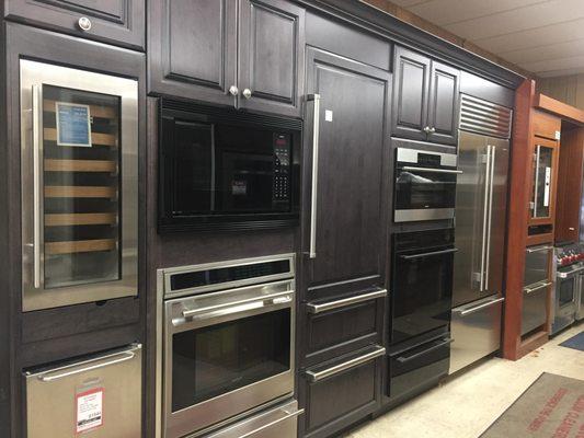 Check out our beautiful displays from Subzero/Wolf, Thermador, Bosch, GE, Viking, Miele, Samsung, LG, Kitchen Aid, Frigidaire...