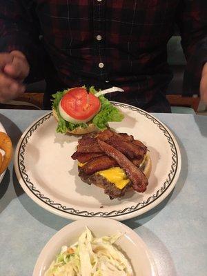 ハンバーガーとBBQRibとオニオンリング、チキンストリップを頼みました。 Ribは柔らかくて美味しかった！ 安くてサービスも良くて満足！ 家の近くなら通いたい店です。