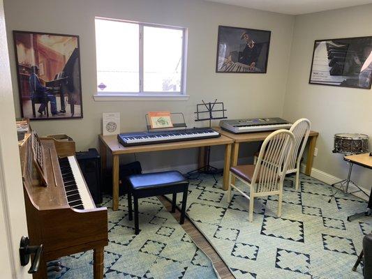 Keyboard/piano learning room