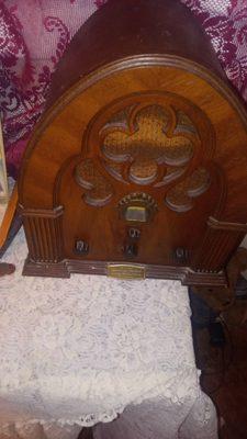 Special edition antique radio 1930 am FM works no scratches speakers loud on it