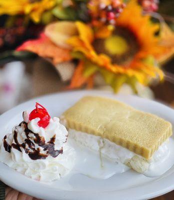 Sweet sticky rice with Thai custard