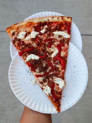 Meat Slice of Da Day - sausage, red pepper, minced garlic, ricotta, shredded mozz, red sauce @tiffhuangry