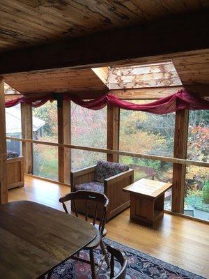 Breakfast area overlooking the foliage