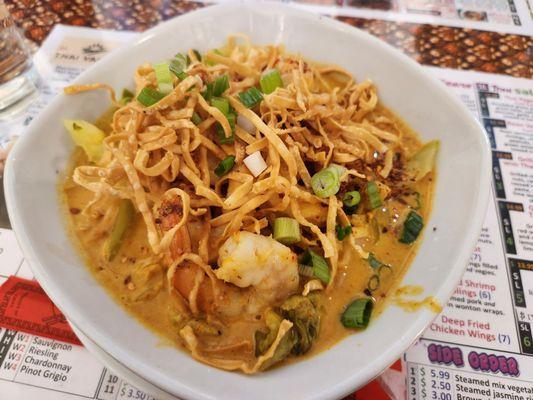 Shrimp khao soy (egg noodles in curry sauce)