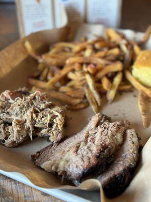 2 Meat Sampler: Brisket / Pulled Pork