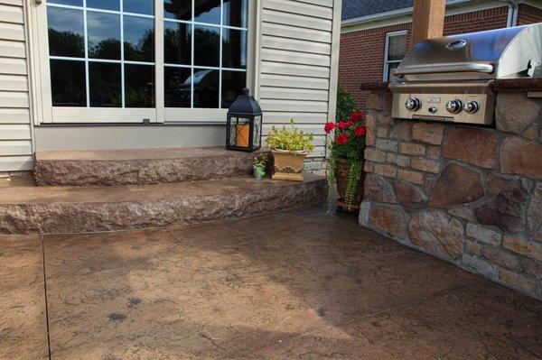 Mixed stone grill with textured step