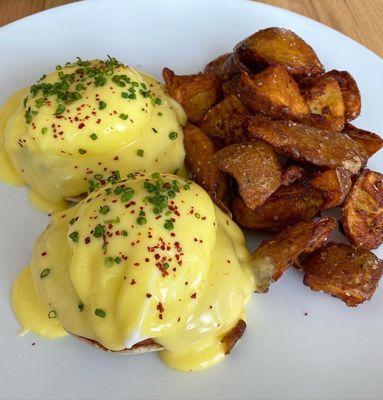 Eggs Benedict with crispy potatoes