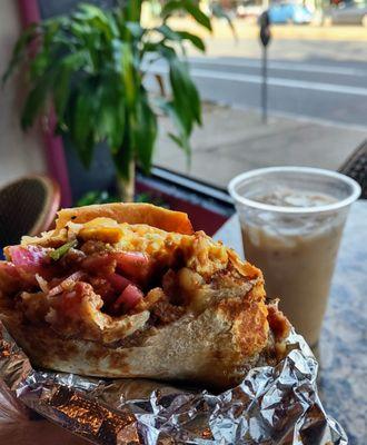 Burrito con huevo, papas y chorizo con horchata Salvadoreña