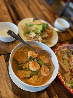 Top: Drunken Noodles with Chicken  Bottom: Shrimps and acacia omelet in spicy soup