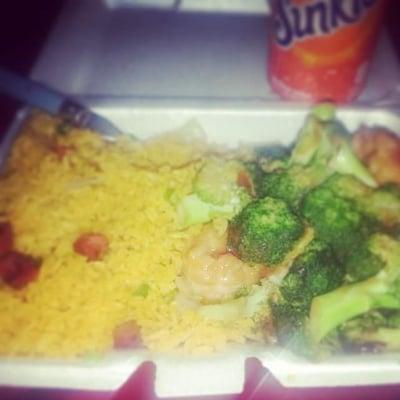 Shrimp with broccoli and pork fried rice in a trey