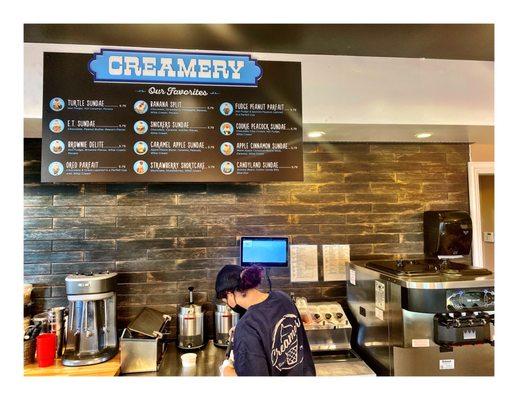 Creamery.Downtown Lemont,IL.Great IceCreams Shakes Sundae IceCream Sandwiches Cookes etc. Nice & Clean Place Super Service! Cool!