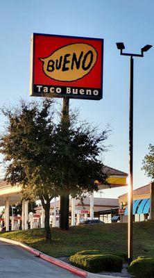 I saw this giant "Taco Bueno" sign as I drove along the freeway. So happy I stopped in!