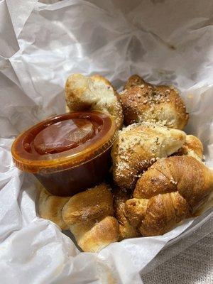 The garlic knots and that bomb.com dipping sauce. Helllllooooo, get in my tummy.