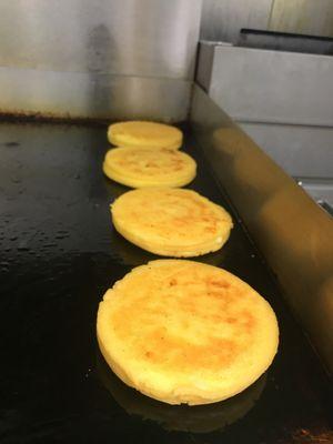 Arepas amarillas con quesito inside!!!