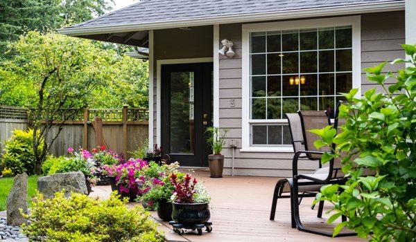 The trim was painted in Marshmallow which perfectly complements the Chatura Gray on the siding for a cozy&modern feel. Doors were Black Fox.