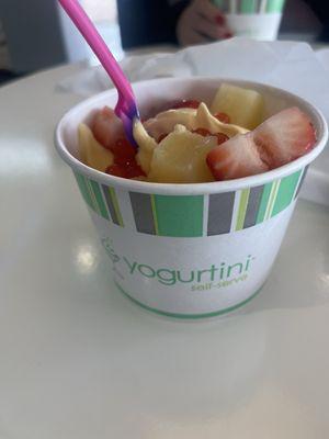 Pineapple and banana frozen yogurt with pineapple, strawberries and kiwi.