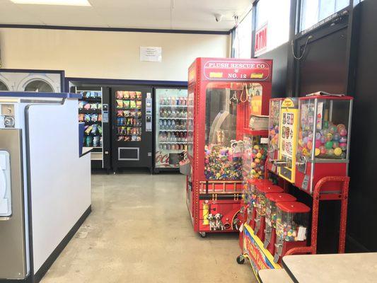 Kid friendly laundromat in Los Angeles, attendant always on duty