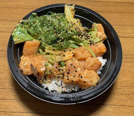 Medium salmon bowl with sushi rice, spicy spicy sauce, add seaweed salad