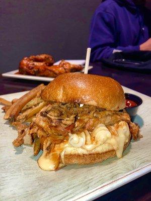 Mac n cheese pulled pork sandwich | Instagram: slimthiccarbs