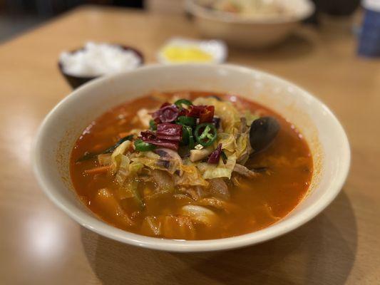 Jjamppong (seafood soup)