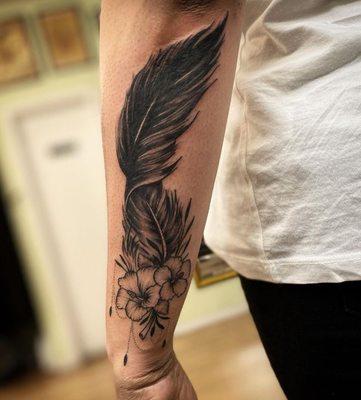 Feather and flowers by Jason
@jasonbarletta