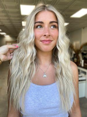 Blonde but make it fall 

Transitioning from beachy vibes to cozy autumn days all while still shining bright!

Hair by Hanna