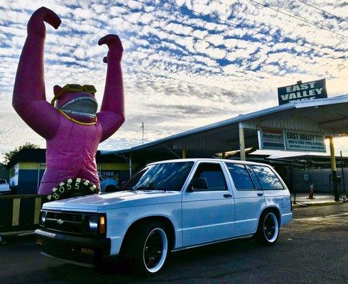 Ballz Deep Hot Rods 93 StormTrooper Blazer getting hooked up from out homies at East Valley tires. Wanna buy a raffle ticket hit us up!!