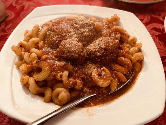 Pasta with meatballs.