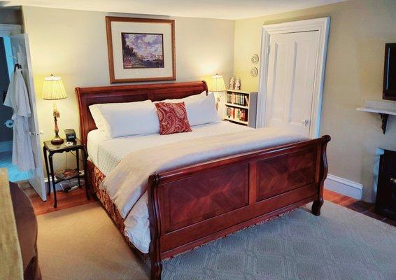 Gorham guestroom, King bed