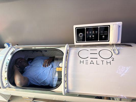 Metta World Peace 6'6 fits comfortably in Hyperbaric Oxygen