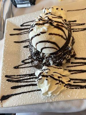 I really don't know the name of this delicious dessert ... I was trying to behave! I think it's called Lava cake!