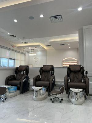 16 pedicure chairs