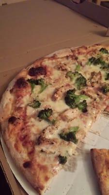 Chicken brocoli garlic pizza