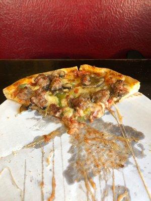 Sausage mushroom green pepper pizza