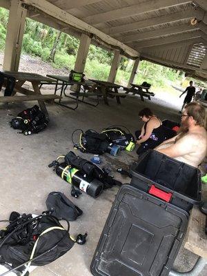 Scuba equipment assembly