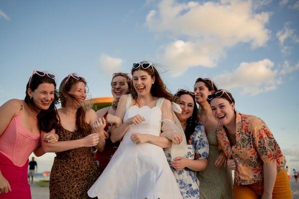 Bachelorette photography. Bride with friends in Miami Beach. #miamiphotographer #weddingphotographer #miamibeachphotographer