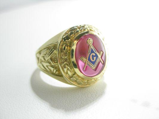 14  K Ruby Masonic Ring