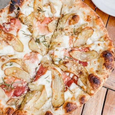 Potato hand-crafted pizza