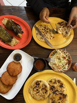 Chicharron con Queso Pupusa, Tamales de Pollo, Queso Pupusa, Nuegados con Miel