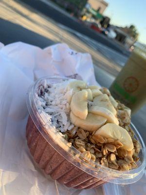 Perfect açaí bowl. Filling and rich but not sugary