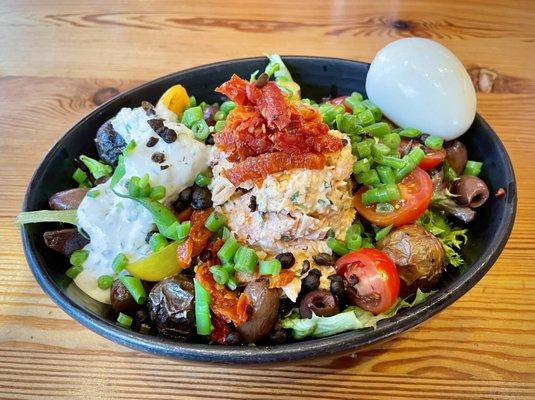 Hot smoked salmon Niçoise salad