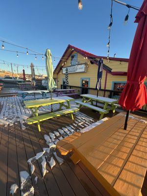 Beautiful patio for summer dining. Extremely clean on the inside.